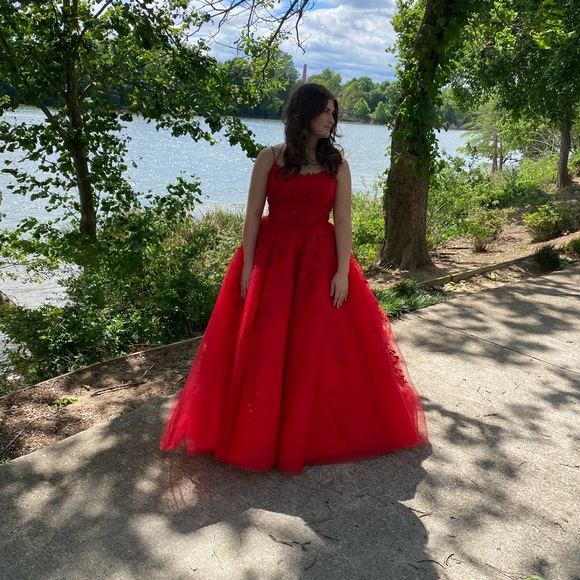 Sherri Hill Dress 53116 in red. Great condition only worn once. Fits many sizes - Picture 6 of 6